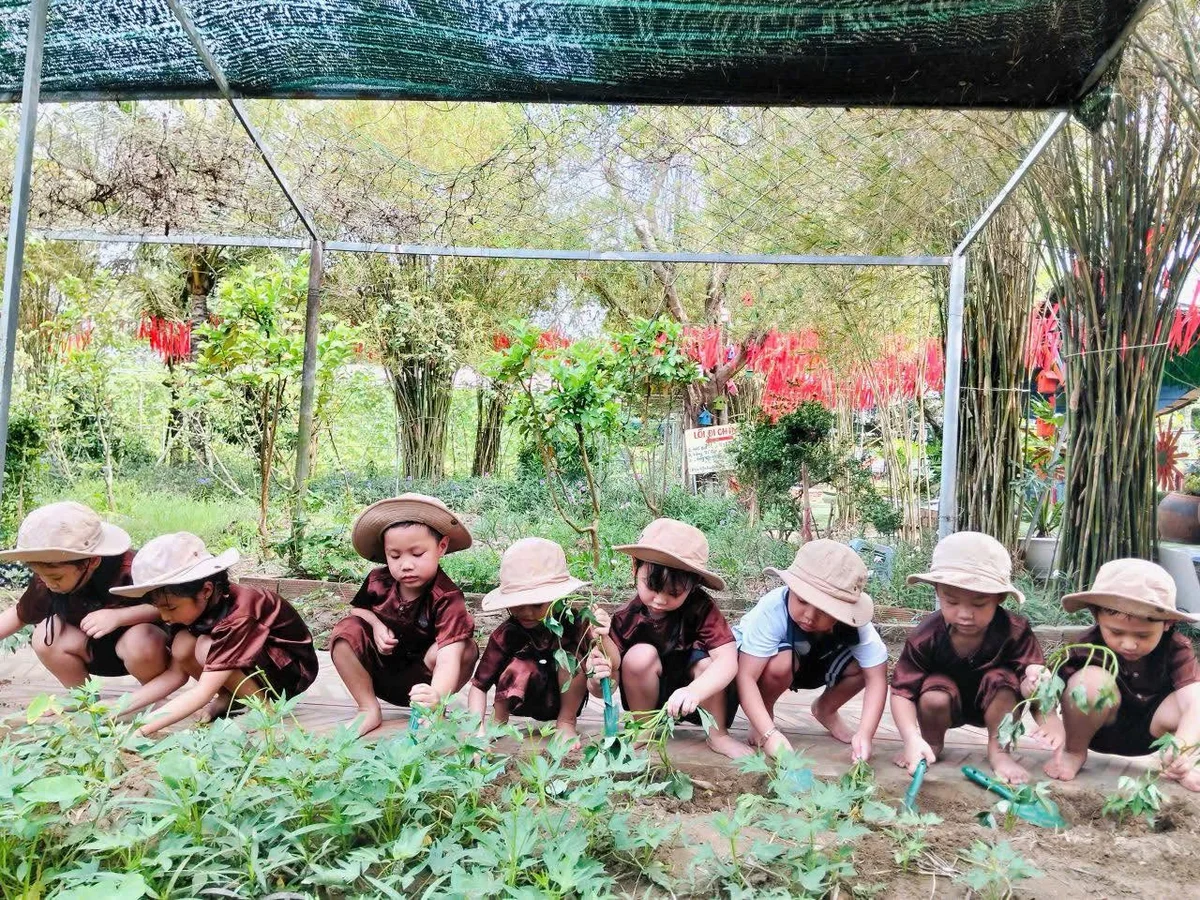Cô và trò Nhật Minh tại Nông trại Happy Farm