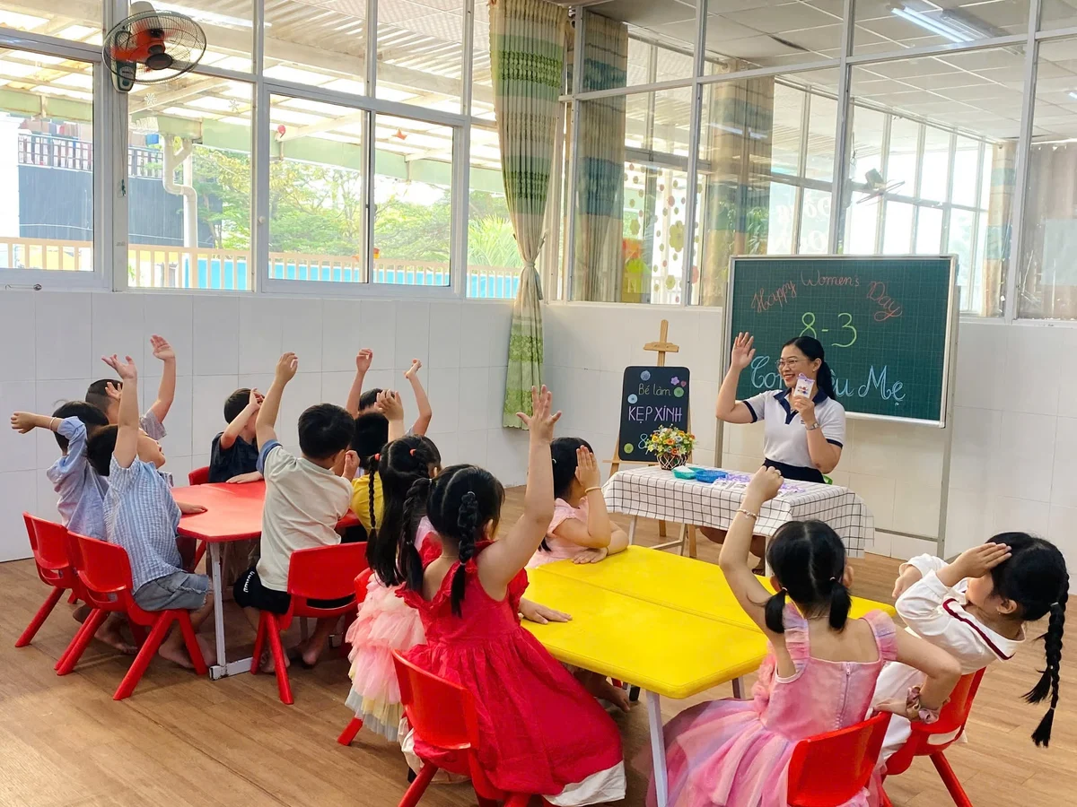 Phòng học sàn gỗ ngập tràn ánh nắng tự nhiên